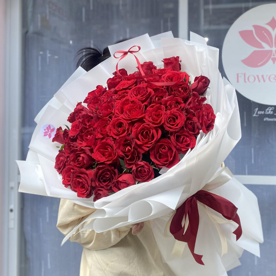 Raining Hearts 50 Roses P3999